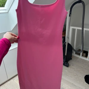 Rosa ärmlös klänning från Primark - Säljer en enkel och snygg rosa ärmlös klänning från Primark. Klänningen har rund halsringning och är figurnära i modellen. Perfekt för dig som gillar färg och vill sticka ut lite extra.