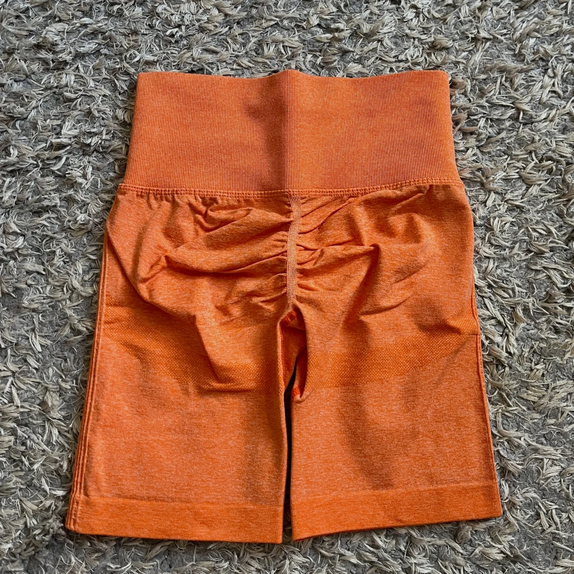 Orangea träningsshorts 