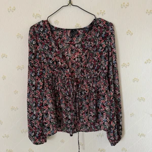 Blus - Blus från Veromoda i storlek xs. Det är två stycken ställen framtill som man kan knyta. Knappt använd