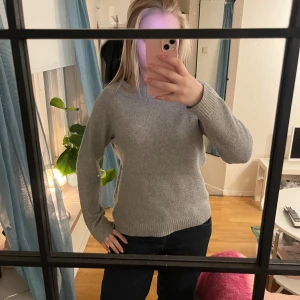 Grå stickad tröja - En enkel och stilren grå stickad tröja med rund halsringning och ribbade muddar vid ärmslut och nederkant. Använd fåtal gånger!🩶