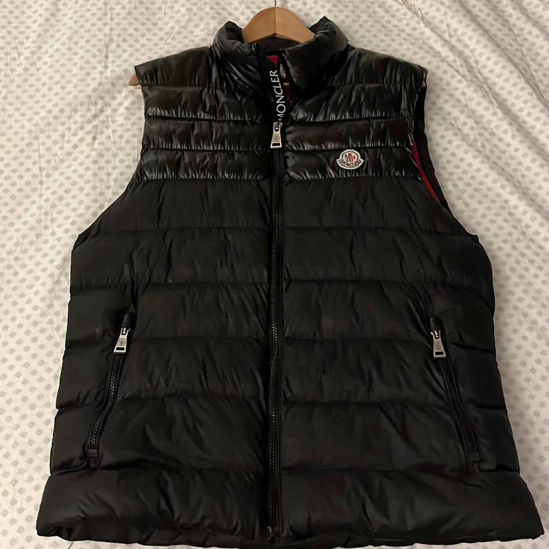 Svart dunväst från Moncler