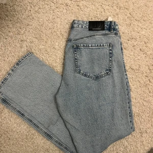 Ljusblå jeansbyxor från stradivarius  - märke stradivarius 