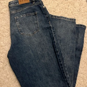 Blå jeans från NA-KD - Jeans med slits