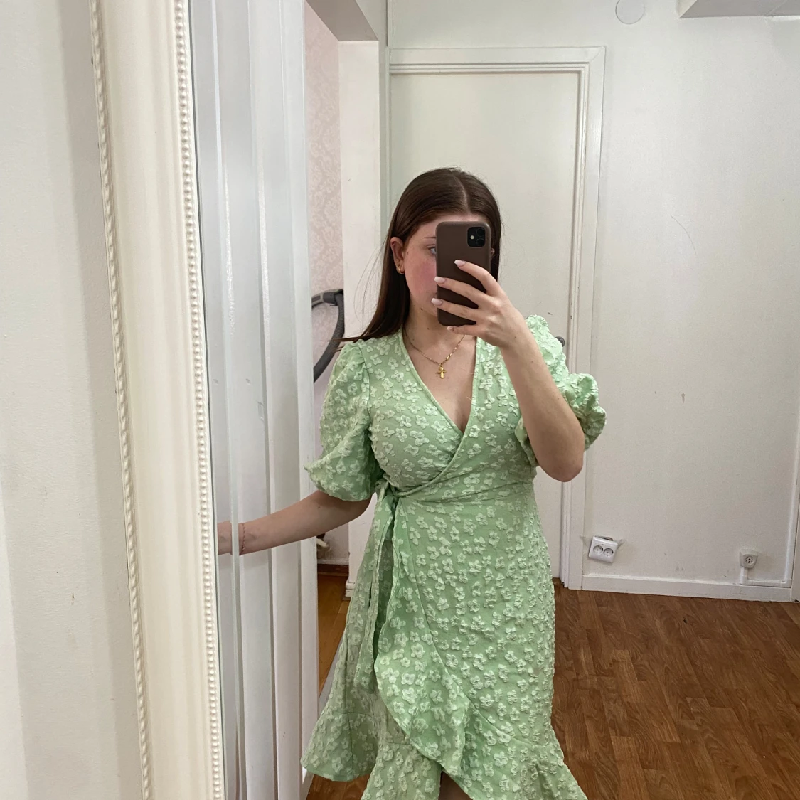 Ljusgrön blommig omlottklänning