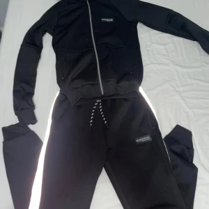 Mckenzie tracksuit svart - Säljer min Mckenzie tracksuit svart. Hoodien är i xs byxorna är i M. Den är i 9/10 skick. Säjer den för jag inte använder den längre. Pris kan diskuteras vid snabbtköp