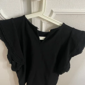 Volang topp  - Säljer denna super söta topp från Holly and whyte i jätte fint skick inga tecken på användning 