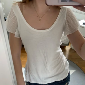 vit sommar topp - Fin vit somrig topp! Defekter finns med på bilderna, syns knappt 💞