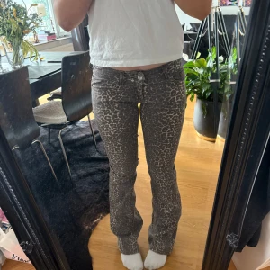 DÖ snygga leopard jeans!! - Super fina och fantastiska skick! Buda gärna!