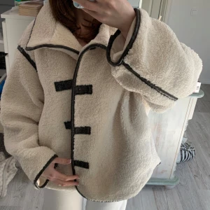 teddy jacka h&m - kommer inte så mycket till användning 🥰 jackan har en oversized passform. använd gärna köp nu ❤️