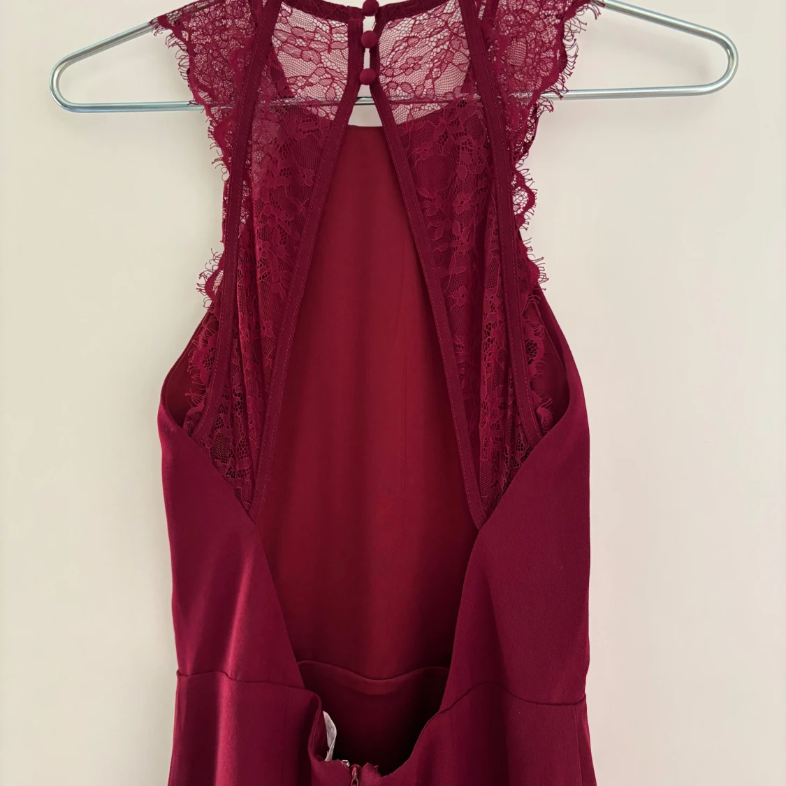 Vinröd långklänning med spetsdetaljer - 3