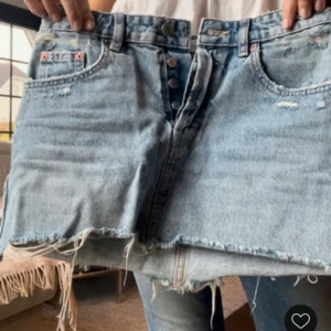Blå jeanskjol  - Fin blå jeanskjol från Zara. Säljer då den var för liten🩷