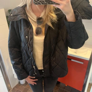 Svart jacka från H&M - Säljer en superfin svart jacka från H&M med dragkedja och tryckknappar. Jackan har en lite oversized passform! Passar bra på våren och hösten! Skriv om du har nån fråga💗