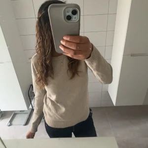 Beige stickad tröja från Vila - En beige stickad tröja från vila i jätte bra skick. Bra passform och sitter perfekt på än. Kostar egentligen 400kr säljer för 90kr.