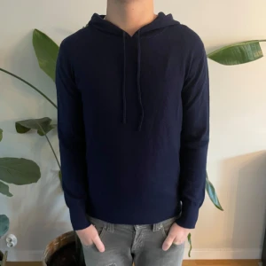 Kashmir/Merinoull Hoodie - En riktigt schysst hoodie i Kashmir/Merinoull!🌟 Storlek XS, modellen är 178! Perfekt tröja för sommaren! Använd max 3 gånger, nyskick! Hör av dig vid intresse eller minsta fundering😊