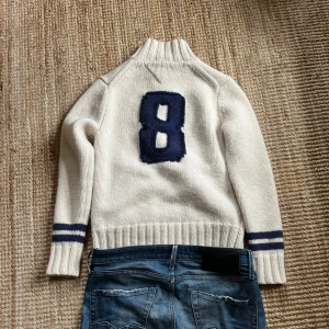 Tommy Hilfiger zip - Asfet Tommy hilfiger zip! Sällsynt och väldigt snygg! Storleken är M men passar S. Kan gå ner i pris vid smidig affär.🙌🏽 Lite först till kvarn på tröjan då den är väldigt eftertraktad!🙌🏽🙌🏽