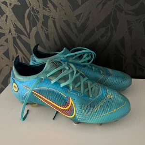 Mercurial vapor 14 SG Blueprint - Säljer ett par vapor 14 i SG dobbar för spel på gräsplaner. Eftertraktade skor som är riktigt sköna. Skick 8/10 . Strl 43