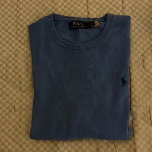 Blå tröja från Polo Ralph Lauren - Säljer en stilren blå tröja från Polo Ralph Lauren Perfekt för dig som gillar klassisk och enkel stil. Tröjan har långa ärmar och är tillverkad i mjukt material. Storleken är M men skulle säga att det går för både S och M.                                       Selling a stylish blue sweater from Polo Ralph Lauren. Perfect for those who like classic and simple style. The sweater has long sleeves and is made of soft material. The size is M but I would say it fits both S and M.