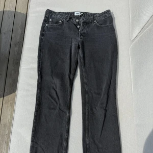Svarta jeansbyxor från 157 - Säljer ett par svarta jeansbyxor från lager 157 i storlek M. Byxorna har klassisk femficksdesign, raka ben och knäppning med knappar framtill. Inte så mycket stretch, använt tre gånger 