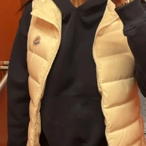 Moncler väst vit - Sjuktsnygg moncler väst! Perfekt till sommar/vår. Äkta och kod som tar dig direkt till monclers hemsida. Perfekt skick och inga defekter, passar xs/S