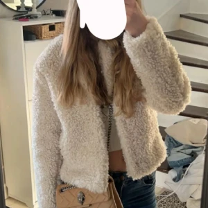 Pälsjacka - Super söt pälsjacka i lite mer teddy aktigt material (såklart inte äkta päls) som knappast är använd🥰❤️ max 3 gånger!!! 