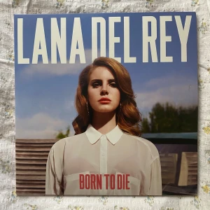 Born To Die LP Vinyl - Born To Die vinylskiva. Köpt för några år sedan men skivorna är spelade fåtal gånger, fortfarande i nyskick. Fodralet är också i mycket fint skick bortsett från en ytterst liten skavank i högra kanten som knappt syns. Hör gärna av er vid frågor eller liknande🌟🌟