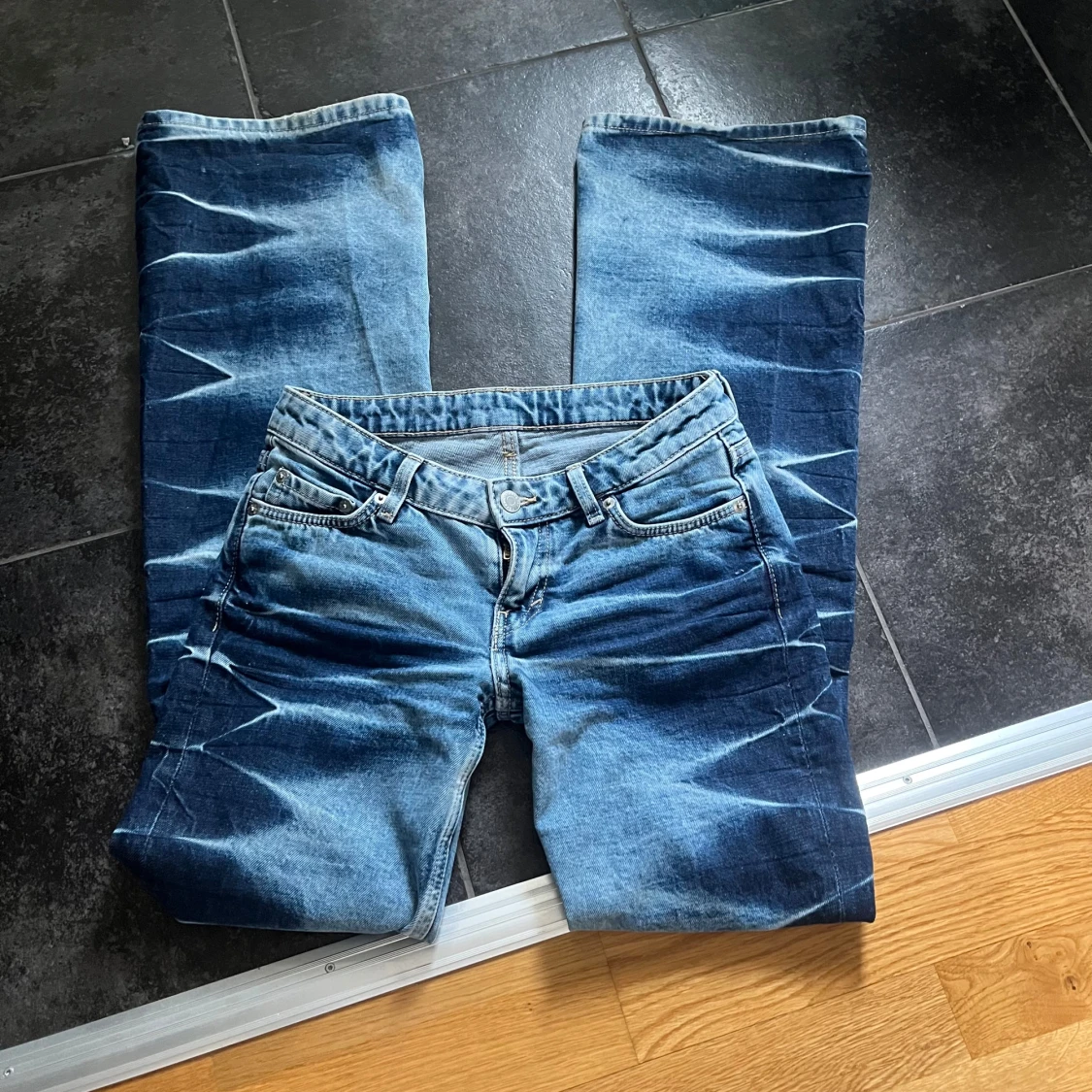 Blå bootcut jeans från Weekday - 1