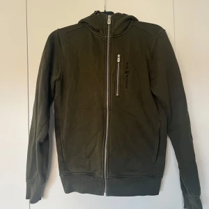 Sail racing zipp hoodie  - Säljer min olivgröna hoodie från sail racing. Den har inte kommit till användning på länge och har bara varit i min garderob. Har bara använt den några gånger tack vare att den varit lite för stor för mig. 💗priset kan diskuteras