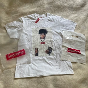 Supreme Youngboy T-shirt  - Säljer denna riktigt feta supreme Nba Youngboy t-shirt. Storlek M HELT NY MED TAGS. Säljer för att den är lite för stor för mig. Aldrig använd endast legat inplastad. Köpt i supreme store i London. Alla påsar och förpackningar medföljer. Skriv vid fler funderingar! 