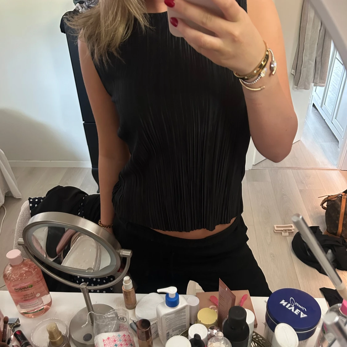 Svart plisserad ärmlös topp - 1