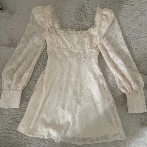 Vit spetsklänning med puffärmar  - Säljer denna klänning tänkte ha den på studenten men den är mer creme färgad än vit, passar jätte bra, aldrig använd bara provad☺️köpte den för 500 kr
