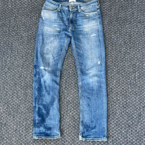Dondup jeans - Säljer nu dessa sjukt snygga Dondup jeans i storlek W30. Jeansen har riktigt sköna slitningar och inga hål rakt igenom ! Blev lite blöta innan bilden togs, inga fläckar eller liknande😁👍 Där modellen står är det överstruket pga att det stod telefonnummer och namn där nu syns bara att det står slim fit🙏 Sitter slim/straight. Sitter inte jättetight utan lite mer avslappnat👍 Skriv vid funderingar🙌