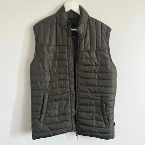 Only & sons Väst  - Only & sons dun-väst till salu, storlek S. Västen är ganska lång i storleken. När jag använt den har jag alltid haft den knäppt, på grund av det. Jag är 170 cm lång. 