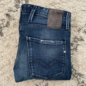 Replay Anbass jeans - Säljer dessa Replay jeans i modellen Anbass! | Skick 8/10 | Nypris +1400kr, säljer endast för 299kr | Hör av dig vid frågor!