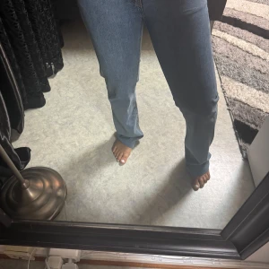 Blå low waist straight jeans - Säljer ett par klassiska blå jeans med låg midja och raka ben. Jeansen har en enkel design utan synliga detaljer och är tillverkade i denim. Perfekta för dig som gillar en tidlös och avslappnad stil. Från bikbok 