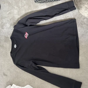 Svart långärmad tröja från Dickies - Säljer en svart långärmad tröja från Dickies med stort vitt och rött logotryck på ryggen och mindre logga framtill. Priset går att diskutera vid snabb affär!🩷