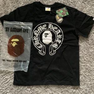 Svart BAPE CHROME HEARTS T-Shirt - Helt ny aldrig ens testad. Storlek Medium. Orginal förpackningen och alla taggar finns kvar😁👍