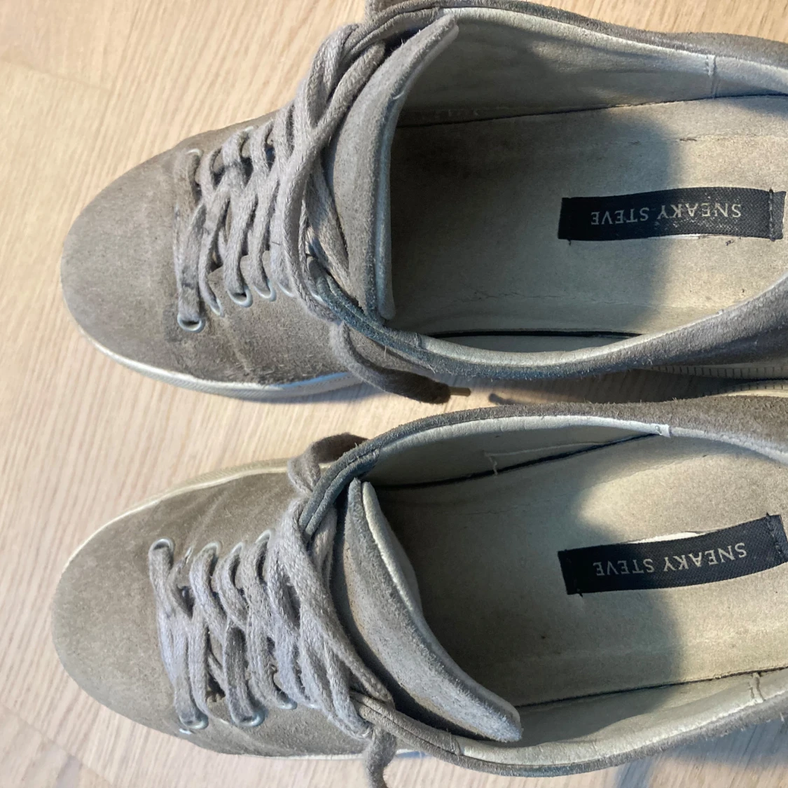 Grå mockasneakers från Sneaky Steve - 2