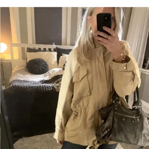 Custommade liknande jacka  - Skit cool custommade liknanade jacka! Jätte varm och super bra kvalitet💓