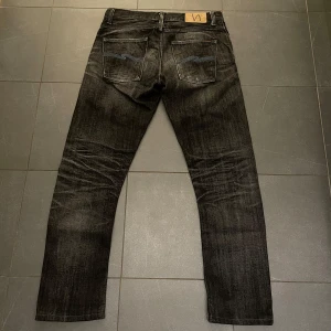 Sällsynta Nudie Selvage Jeans  - Säljer nu de snyggaste Nudie jeans det går att få tag på, nämligen ett par Grim Tim Selvage, köpta 2013 och har med tiden fått en otroligt fet färg. Blåa custom sömmar. Inga slitage utöver slitningen på benet. Hör av er vid frågor, mått kan skickas! 