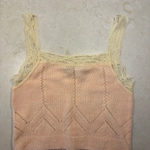 Stickat linne - Ljusrosa, croppat linne med spets. Stickat material, mjuk. 