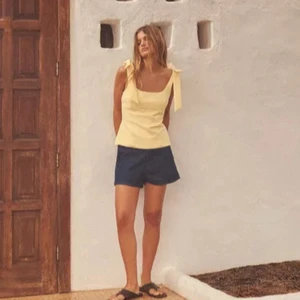 Gul Zara topp  - Säljer denna jätte populära toppen från Zara. Helt slutsåld på hemsidan💕 Har aldrig använt den då den inte passar, den har lappen kvar!