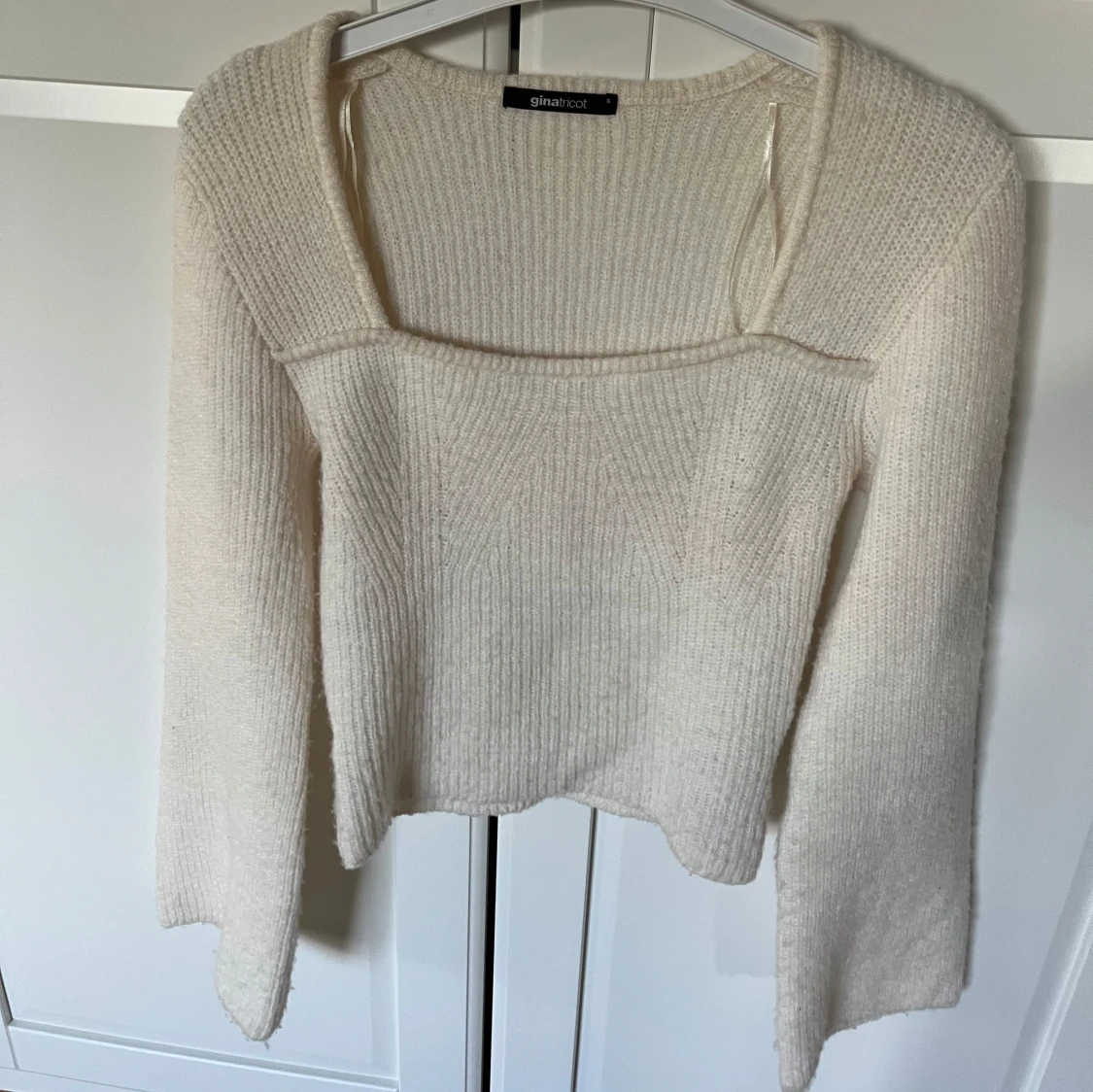 Vit stickad tröja med fyrkantig ringning från Gina Tricot - 1