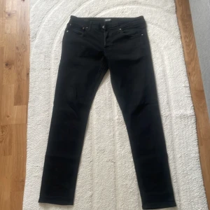 Svarta Jack Jones jeans - Säljer ett par svarta jeans från Jack Jones. Dom är modellen glenn (slim fit)  och bra skick fortfarande