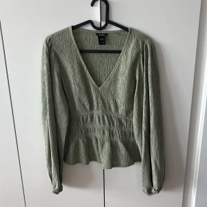 Grön blus - Mycket fin blus som andvönts 1 gång, färgen är otrolig och den sitter fint vid magen 
