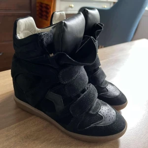 Svarta sneakers med kardborre från Isabel Marant - Hej! Säljer ett par super snygga fräscha Isabel Marant skor, som jag tyvärr just nu inte har användning utav! De är endast använda 1 gång då storleken inte riktigt passar mig!☺️