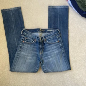 Tvättade jeans från 7 for all man kind strl 24 - Säljer då de tyvärr är för små, Såå snygg färg. Low waist 