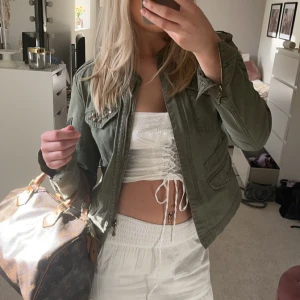 Grön jacka - Snygg grön jeansjacka med detaljer, skriv för fler bilder💗