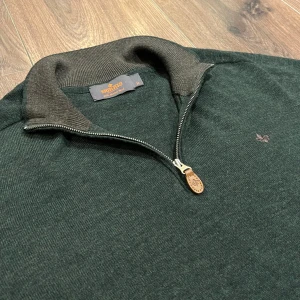 Mörkgrön half zip Morris tröja  - Snygg mörkgrön stickad tröja från Morris. Den är mycket bekväm men fortfarande super stilig och snygg. Nypris är 1600kr. Det står storlek M men den passar precis som en S. Tveka inte på att ställa frågor.