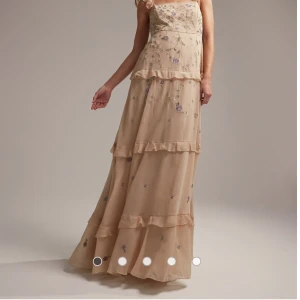 Asos klänning  - Klänningen perfekt och i nyskick. Klänningen är endast använd en gång och köptes förra året. Originalpris 1779kr. 