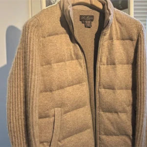 Beige quiltad cashmerejacka från La Marrecca - Säljer en beige quiltad jacka i 100% cashmere från La Marrecca. Jackan har dragkedja framtill, ståkrage och ribbstickade ärmar. Perfekt för dig som vill ha något både snyggt och bekvämt i garderoben skick 9,5/10.